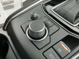 コマンダーコントロール。スイッチを探すことなく自然に手を下した位置に配置。手元を見ることなく、各種操作が行えます。