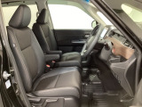 女性でも運転がしやすいように、シートの高さ調整機能(シートリフター)がついています。運転席と助手席の間が空いている為、助手席側への移動がスムーズです。交通量の多い道でも助手席側から乗り降りができます。