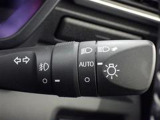 【オートライト】車外の明るさに応じて、自動的にライトの点灯・消灯をしてくれます。
