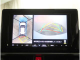 【パノラマモニター】に搭載した4つのカメラにより、車を真上から見ているような映像を表示。運転席から確認しにくい車両周囲の状況を把握できます。