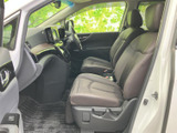 運転席からの視界は広く、運転操作もスムーズに行えます。快適なドライビングをサポートする、機能的な空間です。