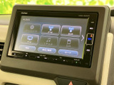 CDやラジオ、iPodなど、様々な音源に対応。お好みの音楽で、快適なドライブをお楽しみいただけます。直感的な操作性で、簡単に音楽を選べます。