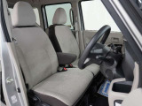運転席のスペースはゆったりしていて、視界も広く確保されているので普段の運転からロングドライブまで快適です。