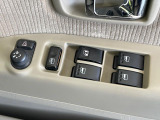 【電動格納ミラー】サイドミラーは電動格納式となっており、狭い駐車場でもキズがつくリスクを抑えられます。