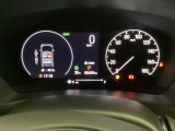 ハイブリット車専用のメーターです。右側の大型スピードメーターに加え、ステアリングスイッチを使って左のマルチインフォメーション・ディスプレイで燃費や動力伝達などの情報が見れるようになっています。