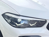 ●LEDヘッドライト:夜間走行時も良好な視界を確保し安心して運転できる高輝度LEDヘッドライトを装備!点灯速度が早く、消費電力も抑えられています。