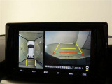 パノラミックビューモニター付きです。車両を上から見たような映像を画面に表示。運転席からの目視だけでは見にくい、車両周辺の状況をリアルタイムでしっかり確認できます。