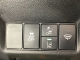 Hondaセンシング用の、VSA(ABS+TCS+横滑り抑制)解除と路外逸脱抑制機能のオンオフスイッチなどはハンドルの右側に装備しています。