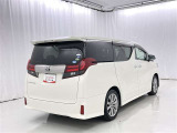 広々とした車内空間に優れた燃費性能。更にデザインも上質で人気のお車です!
