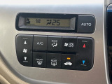 【オートエアコン】一度お好みの温度に設定すれば、車内の温度を検知し風量や温度を自動で調整。暑い&hellip;寒い&hellip;と何度もスイッチ操作をする必要はありません。快適な車内空間には必須の機能ですね♪