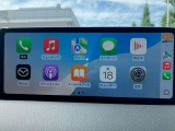 お手元のスマートフォンと接続して頂く事で使用可能な「Apple CarPlay/Android Auto」電話の応答は勿論、メッセージの受信やLINE、音楽接続からナビアプリの使用まで幅広く活躍致します。