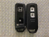 スマートキーを装備しています。鍵を差し込むことなくドアロックの開け閉めと、スタートボタン操作でのエンジンスタートができます。スペアキーも同じものを用意しております。