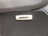 BOSEサウンドシステムを搭載。「良い音を出す」ではなく、その車種のごとに特徴を計算(車種専用設計)し、「反響音」を作り出すことによってどの座席でも自分中心で音が聴こえ、「心地よい空間」を作り出します。