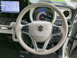 握りやすいステアリングは、運転操作を快適にします。操作スイッチも配置され、運転中でも直感的に操作できます。運転がより楽しくなります。