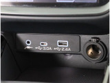 AUX端子、USBtypeA、USBtypeC端子にアクセサリーDC12V電源ソケットも装備していてとても便利です!