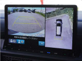 【マルチビューカメラシステム】車両の前後と左右のドアミラーに搭載した計4台のカメラで映します。前方左右を幅広く見渡す視界や、自車を上空から見下ろしたような視界など、合計8種類のビューを設定。