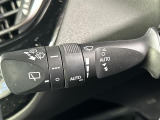 【オートワイパー(AUTO)】雨が降り出した時に、雨滴検出用センサー(レインセンサー)が雨滴を感知すると、自動でワイパーが動作します。