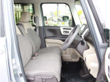 操作性に優れた運転席となります!小物入れや各ボタンの配置にこだわり、使いやすいです!座り心地もよく視認性も良好なのでロングドライブもお任せ下さい!