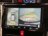 車庫入れなど後進運転時に死角をモニターで確認ができて安全です♪ ステアリング操作の参考になるガイド線も表示しますので車庫入れがニガテな方も安心ですネ!