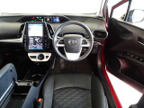 革巻き(合皮製)ステアリングで快適な操作性の運転席です。