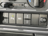 【アイドリングストップ】赤信号や渋滞で停車した際にエンジンを停止し、無駄な燃料の消費を抑えます。燃費向上や環境保護につなげる機能♪エンジンはブレーキを離せば再始動します。
