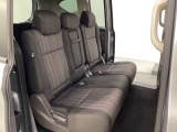 2列目シートは背もたれの角度調節ができるベンチシートになっております。長距離運転になってもゆったりとできるようにアームレストがついてます。