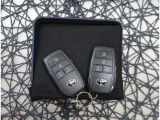 【スマートキー】キーをバッグやポケットに入れたままでもドアロックの開閉が出来るほか、エンジンキーを挿さなくてもエンジンスタートストップが出来ます。