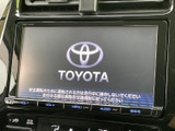 高精細なディスプレイが、快適なドライブをサポート。使いやすいインターフェースで、目的地設定やオーディオ操作もスムーズに行えます。
