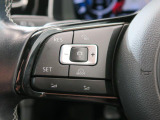 ◆クルーズコントロールにレーダーセンサーを組み合わせ、先行車を測定し設定されたスピードを上限に自動で加減速を行います。一定の車間距離を維持することで、長距離走行でのドライバーの疲労を低減させます。