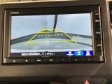 リバースギアに入れるだけで後方の表示へ切り替わります。夜間や雨の日の駐車も楽になりますよ。