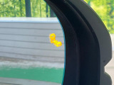 【ブラインドスポットインフォメーション】走行中、ドアミラーの死角になりやすい箇所に後続車が接近するとサイドミラー付近に警告を表示、ドライバーに注意喚起をしてくれます。