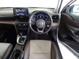 革巻きステアリングで快適な操作性の運転席です。