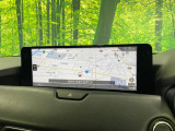 【12.3インチマツダコネクト】車内の雰囲気にマッチした大型ディスプレイ。スマホ接続でのナビ使用やBluetooth再生等、様々な機能が楽しめます。直感的なダイヤル操作が可能で、使い勝手も良好です。