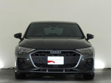 Audiデザインの特徴であるシングルフレームグリルが存在感を主張します。