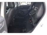 【チップアップシート 】座面を跳ね上げることで、後席足元に高さのある荷物を積むことができます!