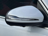 リアバンパー左右のレーダーセンサーにより車両の斜め後ろのミラーで見えない死角エリアに車両や自転車がいることを警告します。更に、側面衝突の危機があるときはブレーキを自動制御して危険回避をサポートします。