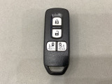 スマートキー付きですからドアロックの開閉およびエンジンスタートが楽々です。電動スライドドアの開け閉めもボタンで操作できます。