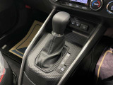操作しやすいATシフトです♪シフトチェンジを気にしなくていいので運転だけに集中できますね!自然と手に届くところにある、手になじむ形状のシフトノブがいいですね♪