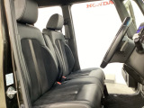 座面も厚みがあり背もたれも高く、広い足元にゆったり座れるシートです。運転席と助手席の間が空いている為、助手席側への移動がスムーズです。交通量の多い道でも助手席側から乗り降りができます。