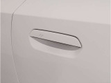 【デザインとの融合】BMWデザイナーが創り出したボディデザインを損なう事のない様に配置とデザインに拘っています。ドアノブについてもBMWの拘りに妥協はありません。