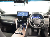 デザインもよく、居心地のよい運転席ですね。分かりやすいスイッチ類ですから操作もしやすく運転をサポートします。ぜひご来店いただき、実際にお座りいただいてステアリングを握ってみてください!
