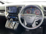 運転席まわりです。 各操作スイッチは使いやすい位置に配置されてます。