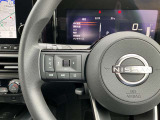 ナビの音量など車両情報を手元で操作できるハンドルスイッチ付き。