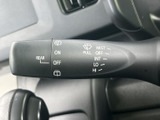 雨の日の視界をクリアに保ち、運転の安全性を高めます。操作も簡単で、ミスト機能など様々なモードを搭載。状況に応じた使い分けが可能です。