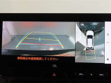 パノラミックビューモニター付きです。車両を上から見たような映像をモニター画面に表示。運転席からの目視では見にくい、車両周辺の状況をリアルタイムでしっかり確認できます。
