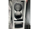 運転席と助手席の間には、カップホルダーが装備されています!