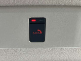 SOSコールは急病時やあおり運転被害などの危険を感じた時スイッチを押すと専門のオペレータに繋がって警察や消防への連携をサポートしてくれます。万が一の事故発生時にはエアバッグ展開と連動して自動通報します。