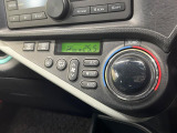 【オートエアコン】一度お好みの温度に設定すれば、車内の温度を検知し風量や温度を自動で調整。暑い&hellip;寒い&hellip;と何度もスイッチ操作をする必要はありません。快適な車内空間には必須の機能ですね♪