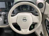 インテリアに合わせたデザインのステアリングは、運転される方のことも考え、運転しやすい形状、大きさです。是非一度、実際に触ってお確かめください。