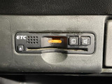 【ETC】有料道路を利用する際に料金所で停止することなく通過できる、ETC車載器(ノンストップ自動料金収受システム機器)が装備されています。セットアップを行うことで利用可能になります。